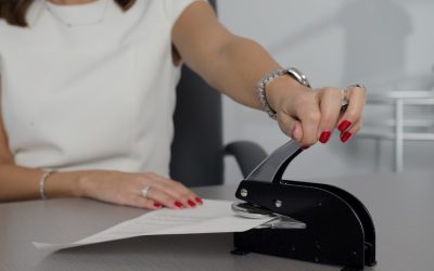 Bauchmuskeln am Schreibtisch: Stuhl-Workout für Bürohelden