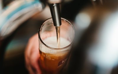 Globale Trinkkultur: Gesetze & Bräuche Weltweit